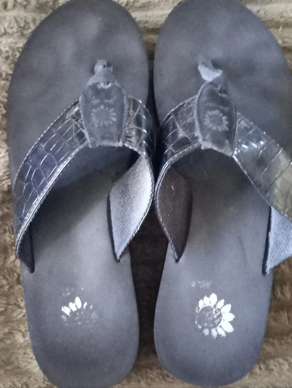 7.5M Yellow Box Black Croc Flip Flop Sandals - Picture 2 of 6